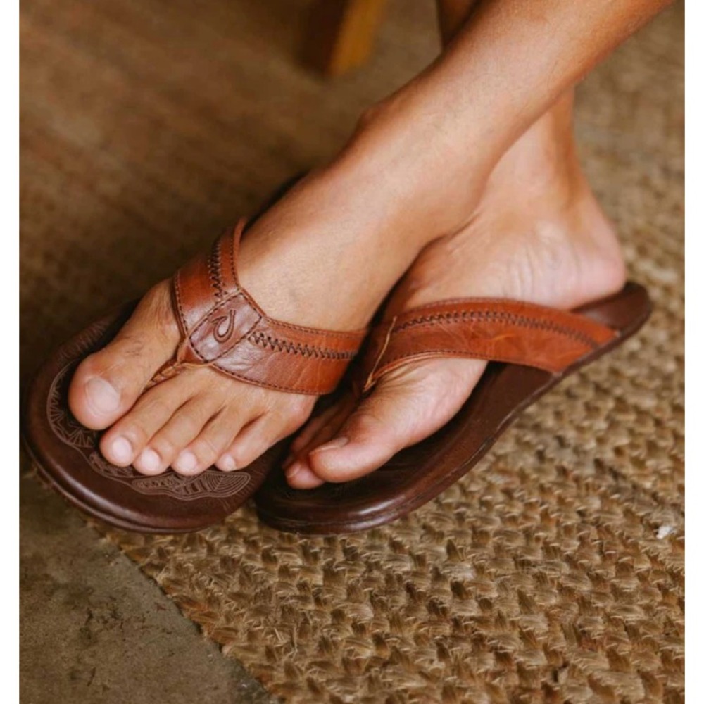 OluKai Hiapo Leather Flip Flop Sandals Mens 9 Rum/Dark Wood Laser Etched Beach